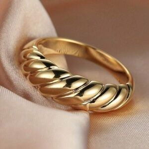 Elegant Gold Women's Ring